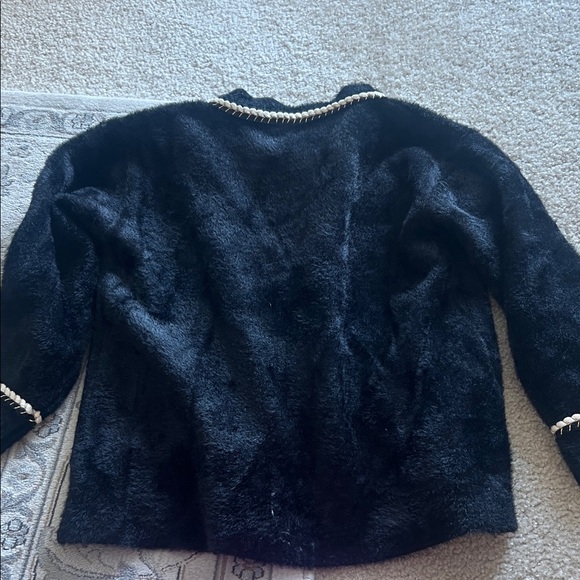 Elegant Black and White Thick Cardigan - Picture 9 of 9